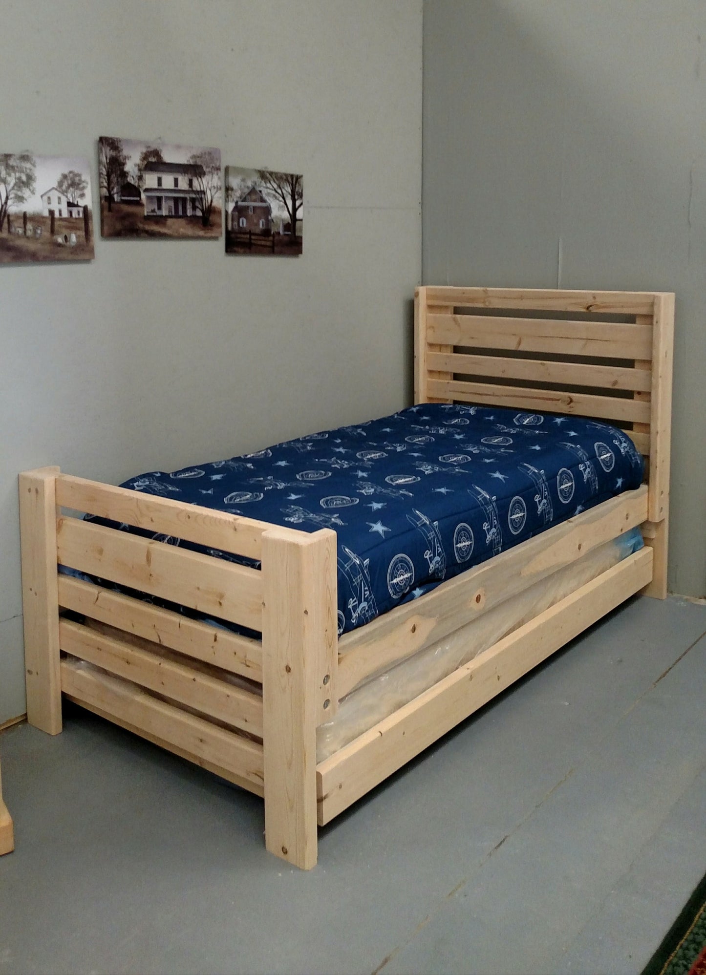 Plank Style Traditional Bed w/ Twin Trundle